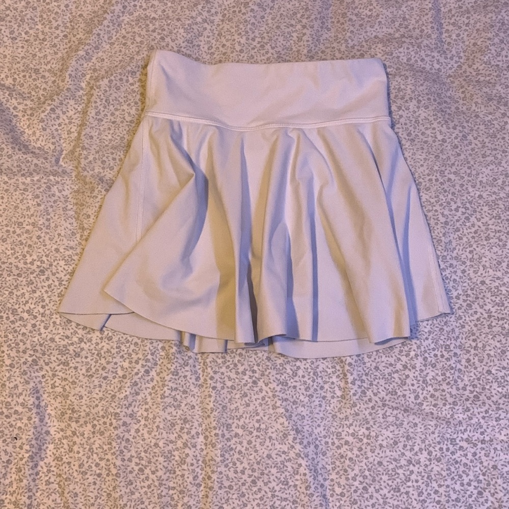 Kids Old Navy white active skirt.